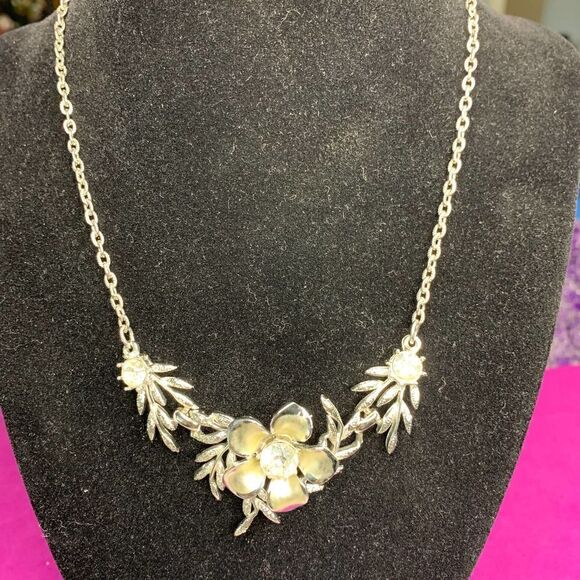 Silver wash necklace with Crystal centers in flower/leaf station, Vintage - Picture 5 of 5